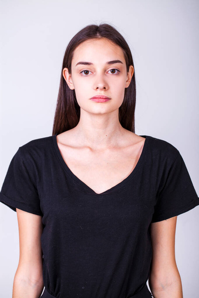 Close up portrait of a young beautiful brunette model, isolated on gray background - Valokuva, kuva