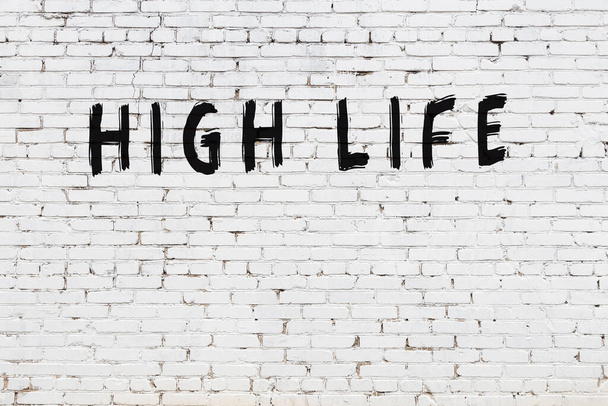 Biała ceglana ściana z napisem High Life ręcznie z czarną farbą - Zdjęcie, obraz