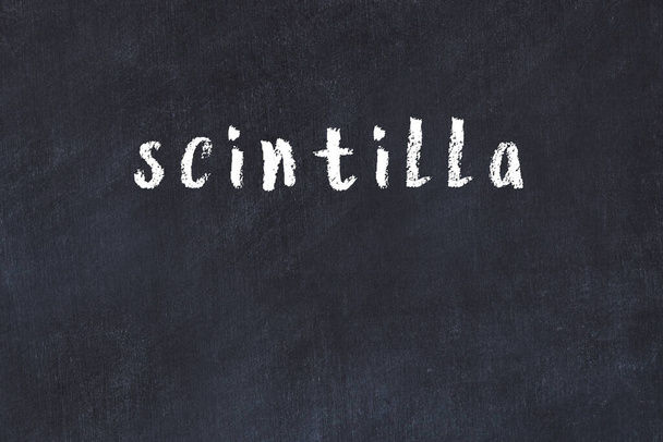 Tablica szkolna z ręcznie napisanym napisem scyntilla na niej - Zdjęcie, obraz