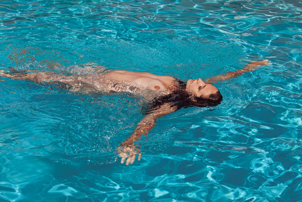 Meztelen nő a szabadban. Gyönyörű fiatal meztelen nő a medencében. - Fotó, kép