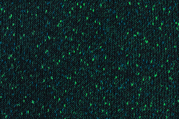 μαύρο μελανζέ χειροποίητο πλεκτό ύφασμα με σμαραγδένιες πράσινες και μπλε κηλίδες - χωρίς ραφή υφή και επίπεδο φόντο - Φωτογραφία, εικόνα