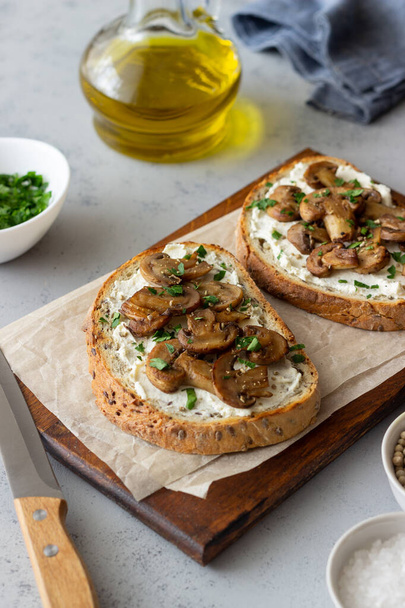 Bruschetta with mushrooms and white cheese. Healthy eating. Vegetarian food - Foto, afbeelding