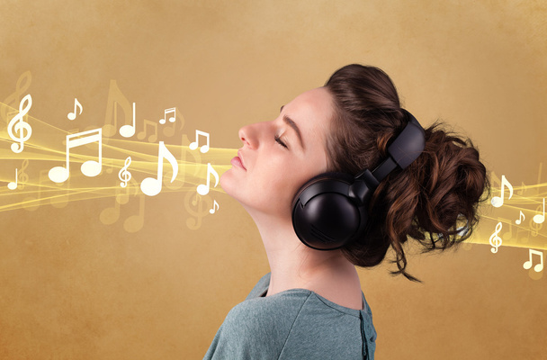 Young woman with headphones listening to music - Foto, Imagem