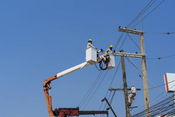 Electricistas instalan equipos en el sistema de alto voltaje. - Foto, Imagen