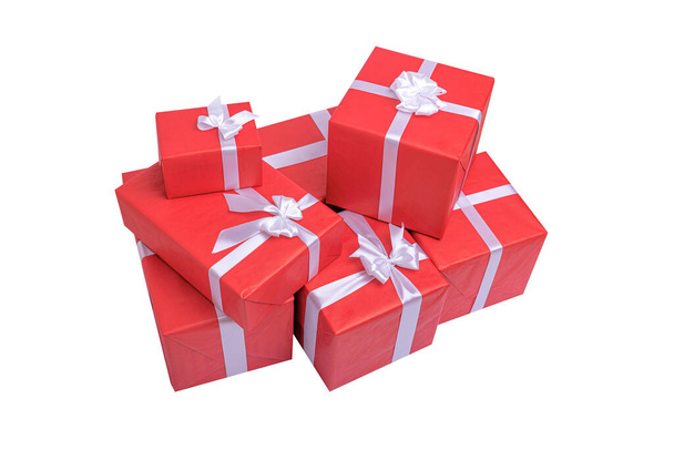 Červené krabice s dárky izolované na bílém pozadí. - Fotografie, Obrázek