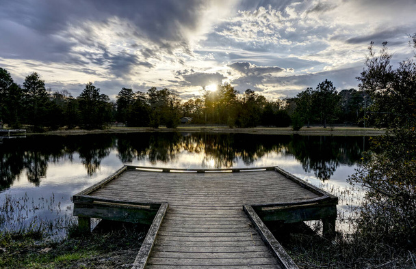 Puesta de sol sobre el estanque de pesca - Foto, imagen