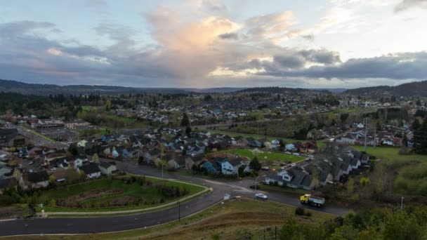 експансивний вид на Щаслива долина Орегон заміське житло і будинках на барвисті захід сонця Уповільнена зйомка 1080 р - Кадри, відео