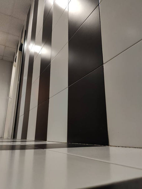 Комната-вольер с черно-белыми линиями на стене и полу. - Фото, изображение