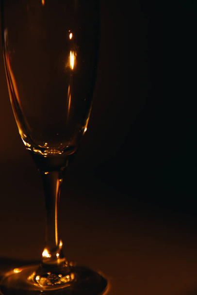 Silhouette eines Champagnerglases auf dunklem Hintergrund - Foto, Bild