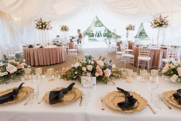 Свадебные украшения. Украшение свадебного стола цветами. Свадебный декор - Фото, изображение