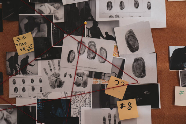 Tablica detektywistyczna ze zdjęciami z miejsca zbrodni, naklejkami, wskazówkami i czerwoną nitką, zbliżeniem - Zdjęcie, obraz