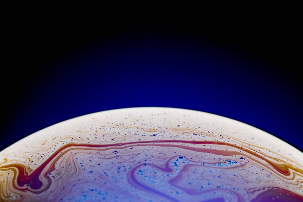Половина мыльного пузыря, абстрактный полукруговой фон. Модель космоса или планет. - Фото, изображение