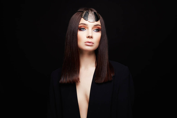 Beautiful sexy woman with crown on her head. brunette lady in black studio - Foto, afbeelding