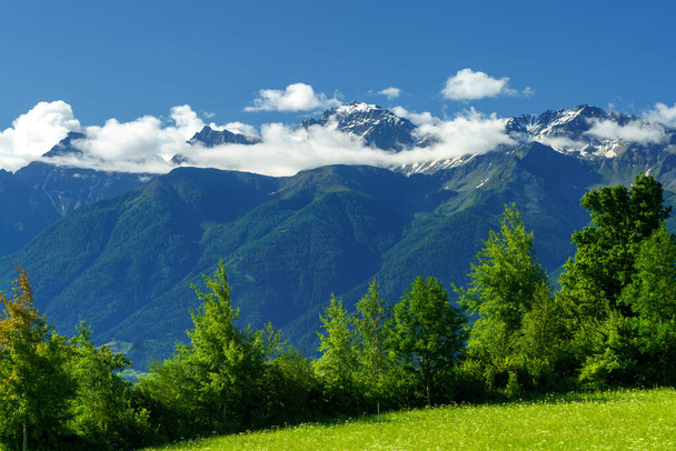 GlorenzaからPrato allo Stelvio 、 Bolzano州、 Trentino Alto Adige 、イタリア、夏の道路沿いの山の風景 - 写真・画像