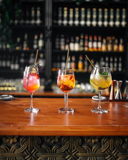 Skleničky různých ovocných koktejlů na barovém stole - Fotografie, Obrázek