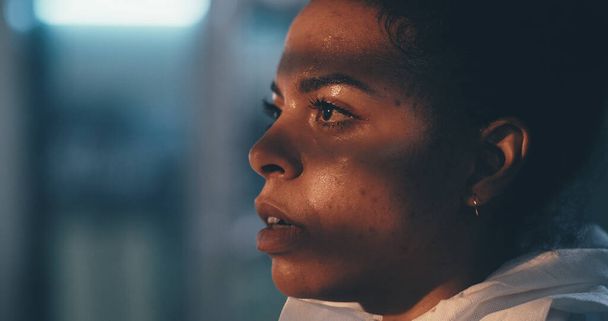 Izzadt fekete nő vesz vegyvédelmi ruha - Fotó, kép