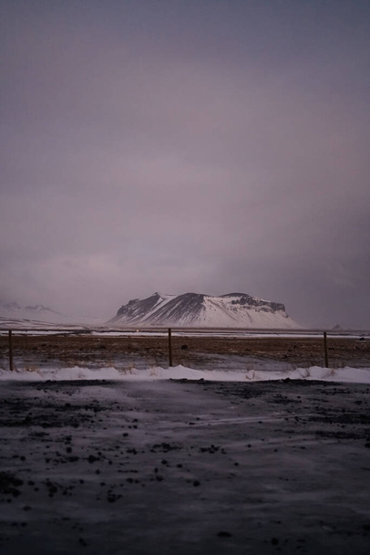 Lugares de interés de Islandia en invierno: montañas, volcanes. Naturaleza salvaje e intacta. Viajar en coche por Europa - Foto, Imagen