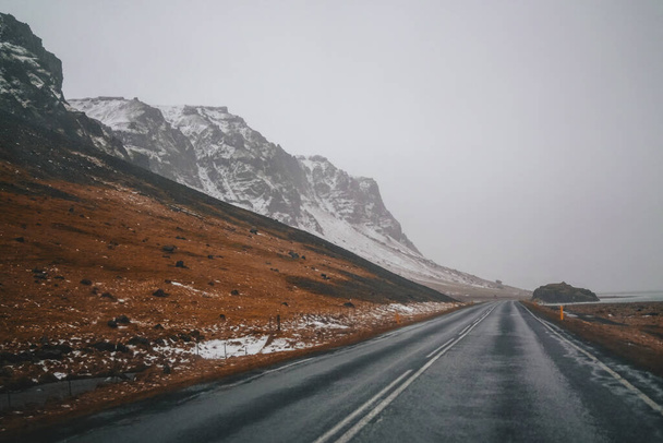 İzlanda yolu ve dağlar. Altın halka boyunca ilerleyin. İzlanda 'nın simgeleri. Vahşi, dokunulmamış doğa. Avrupa gezisi - Fotoğraf, Görsel