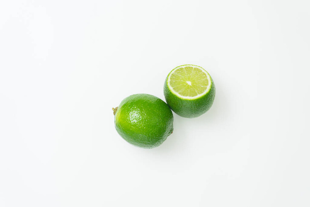 Fetta matura di lime verde agrumi su fondo bianco. isolare - Foto, immagini