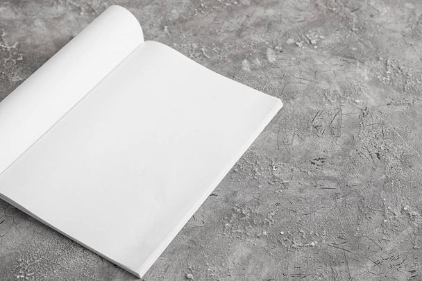 Revista en blanco sobre fondo gris - Foto, imagen
