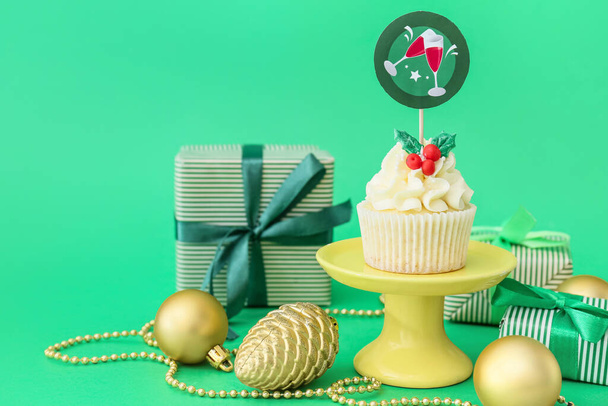 Postre soporte con sabroso cupcake de Navidad sobre fondo de color - Foto, Imagen