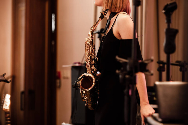 vrouw Muziekinstrumenten, saxofoon speler handen saxofonist spelen jazzmuziek. Alto sax muziekinstrument close up. - Foto, afbeelding