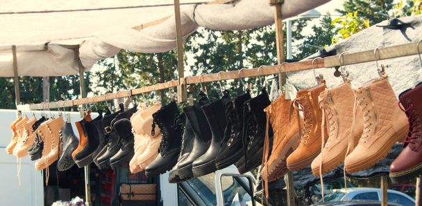 Різновид різних моделей взуття на ринку одягу
. - Фото, зображення