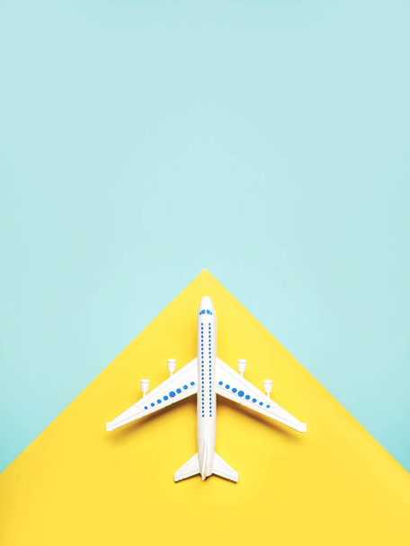 αεροπλάνο με αντίγραφο χώρου σε μπλε και κίτρινο φόντο.Διακοπές και ταξιδιωτική έννοια - Φωτογραφία, εικόνα