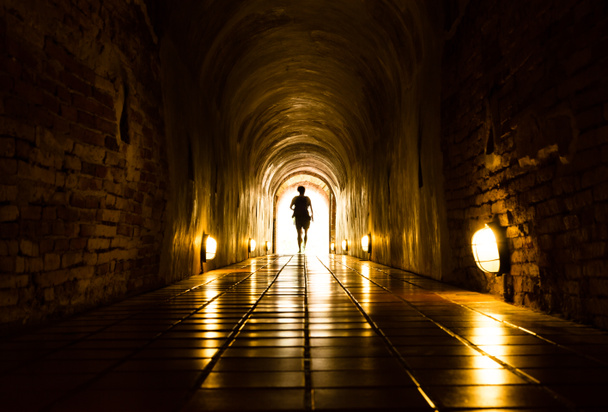 Licht und Mensch am Ende des Tunnels - Foto, Bild
