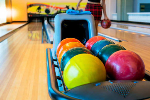 Images floues et douces de boule de bowling sur la piste préparées pour les athlètes qui font de l'exercice, au sport et aux loisirs concept. - Photo, image
