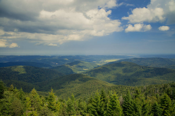 hegyvidéki táj légi kilátás táj természet fotográfia zöld lombozat fa és dombok nyár felhős időjárás nap - Fotó, kép