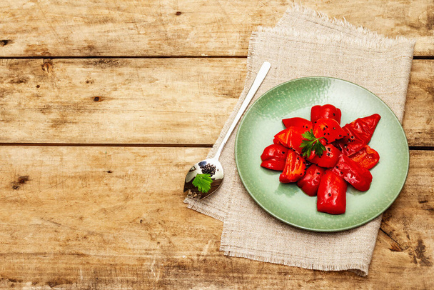 Domácí kvašený sladký červený pepř. Vegan zdravé jídlo skvělé pro dobré trávení. Probiotika pojetí potravin, pohled shora - Fotografie, Obrázek
