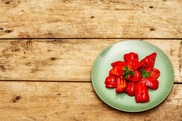 Домашний ферментированный сладкий красный перец. Веганская здоровая еда отлично подходит для хорошего пищеварения. Пробиотики концепции питания, вид сверху - Фото, изображение