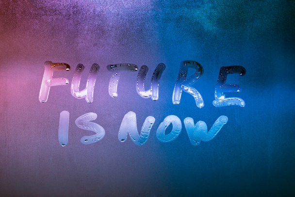 Worte Zukunft ist jetzt handgeschrieben auf nächtlicher nasser Fensterglasoberfläche - Foto, Bild