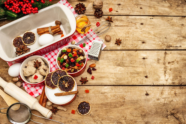 Fond de cuisson de Noël 2021. Saxon traditionnel Enflé de fruits et de noix. Ingrédients alimentaires pour la cuisine du Nouvel An. Décor festif, planches en bois, vue sur le dessus - Photo, image