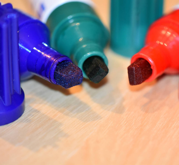 Vista de cerca de tres puntas de fieltro de marcadores permanentes en color azul, rojo y verde, espacio para el texto en la parte inferior de la foto - Foto, imagen