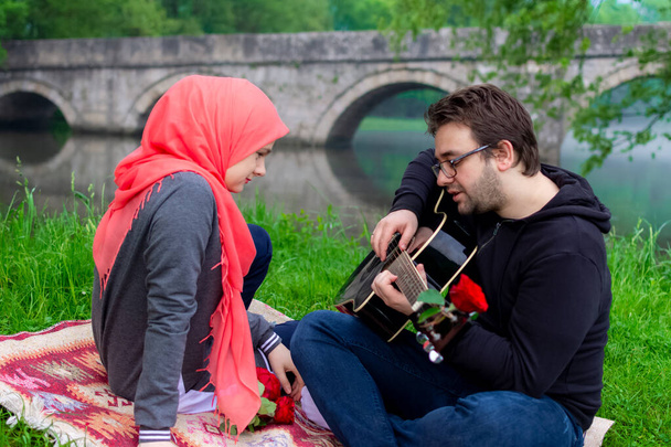 Couple musulman profitant de la journée dans la nature - Photo, image
