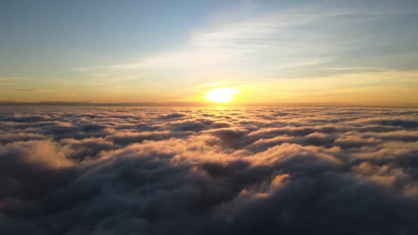 Veduta aerea di luminoso tramonto giallo su nuvole bianche dense con cielo blu sopra la testa. - Filmati, video
