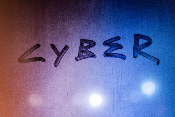 het woord cyber handgeschreven op natte glasoppervlak nacht - Foto, afbeelding