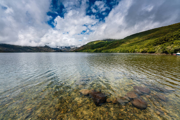 Ηρεμία και διαφανή νερά στη λίμνη Sanabria, η μεγαλύτερη φυσική λίμνη στην Ιβηρική χερσόνησο και η μεγαλύτερη λίμνη παγετώδους προέλευσης στην Ευρώπη Βρίσκεται στην επαρχία Zamora, Castilla y Len - Φωτογραφία, εικόνα
