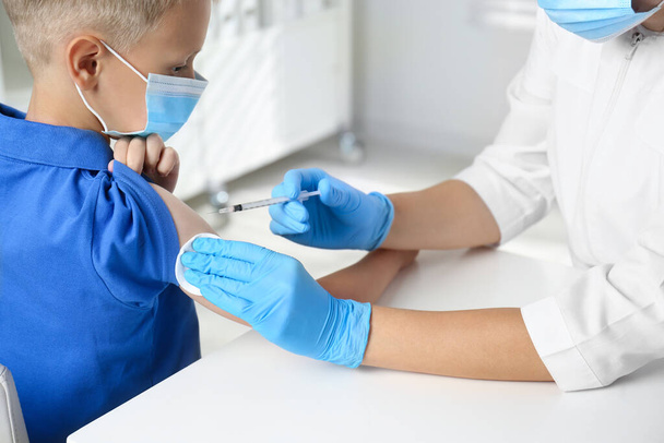 Il dottore vaccina il bambino in ospedale. Assistenza sanitaria - Foto, immagini