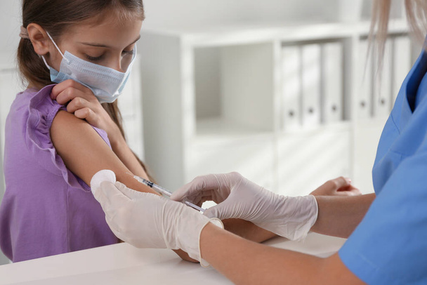 Doctor vaccinating little girl in hospital. Health care - Foto, Imagem