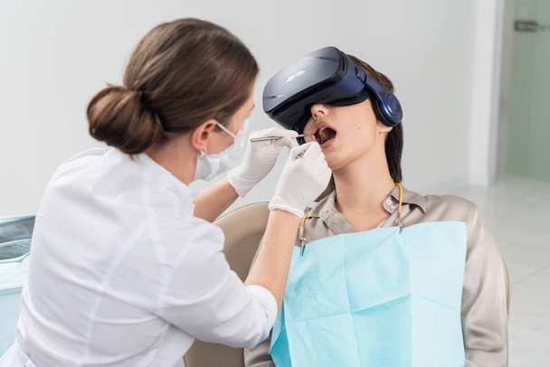 Egy modern fogorvosi vizsgálat a fogorvosi rendelőben. - Fotó, kép