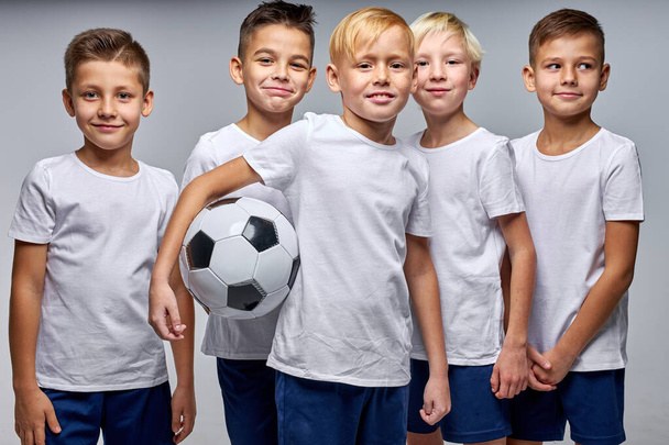 子供サッカー選手は学校スポーツ大会で優勝を祝う - 写真・画像
