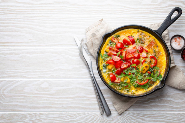Italian frittata with eggs and vegetables - Foto, Bild