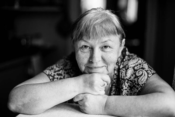Portrait of an mature woman. Black and white photo. - Foto, Bild