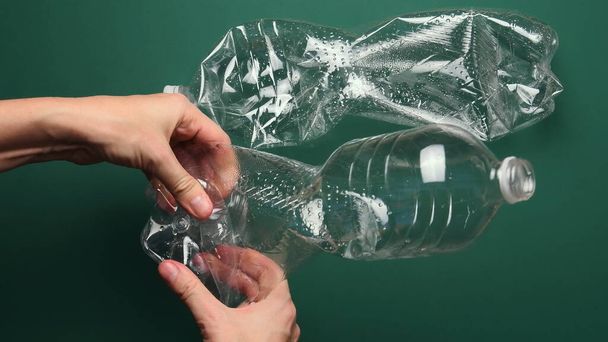 POV女性の手リサイクルのためのプラスチックボトルを粉砕 - 写真・画像