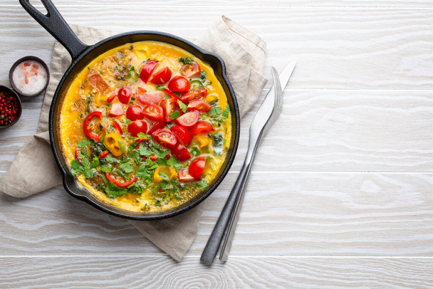Italian frittata with eggs and vegetables - Foto, Bild