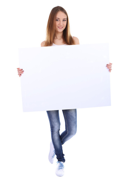 Hermosa joven sosteniendo cartel en blanco aislado en blanco
 - Foto, Imagen