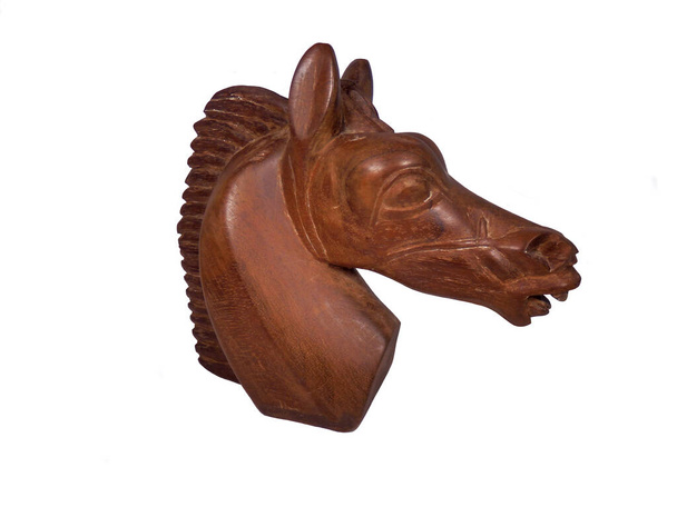 Detailní záběr vyřezávané dřevěné koňské hlavy izolované na bílém pozadí - Fotografie, Obrázek